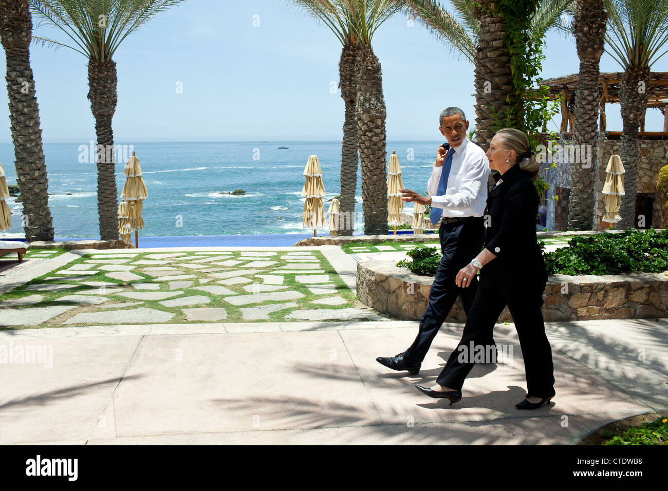 US-Präsident Barack Obama geht mit Außenministerin Hillary Rodham Clinton nach einem bilateralen Treffen mit Präsident Vladimir Putin in Russland im Esperanza Resort 18. Juni 2012 in San Jose Del Cabo, Mexiko. Stockfoto