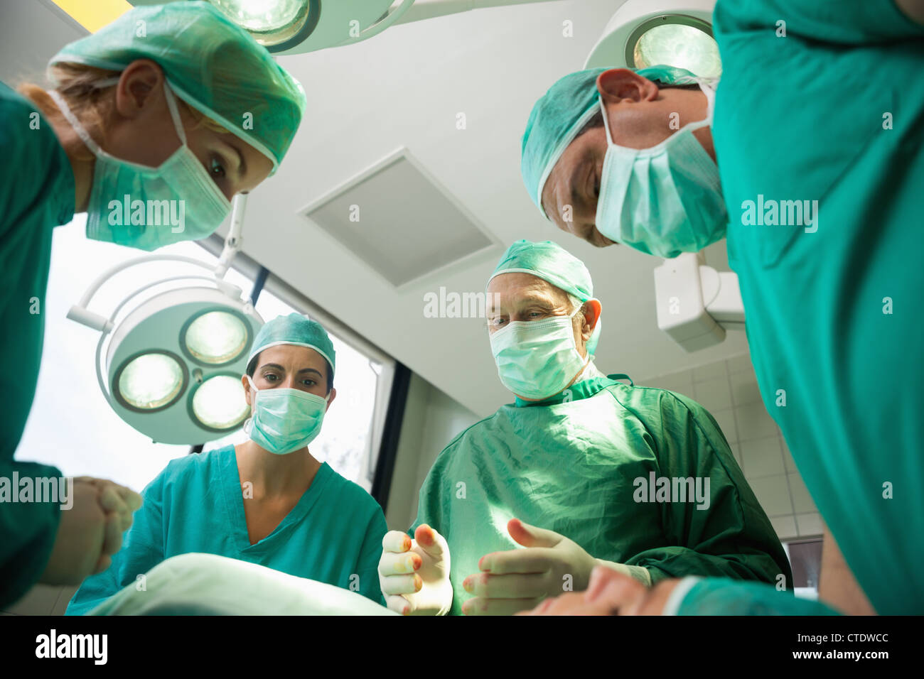 OP-Team arbeitet an einem blutenden Patienten Stockfoto