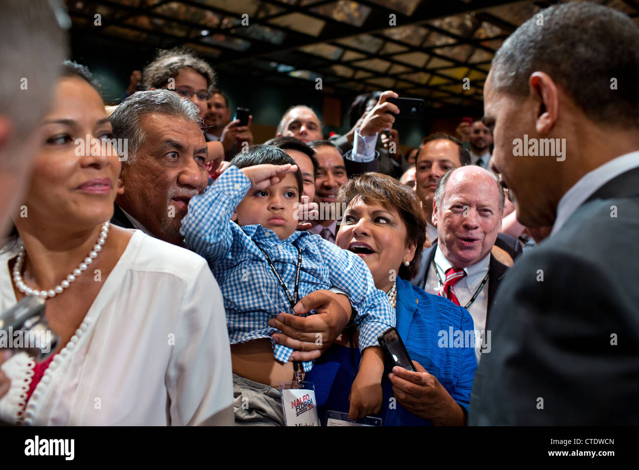 Ein kleiner Junge grüßt Präsident Barack Obama, wie er nach seinen Bemerkungen auf der Konferenz von NALEO 22. Juni 2012 in Orlando, Florida das Publikum begrüßt. Stockfoto