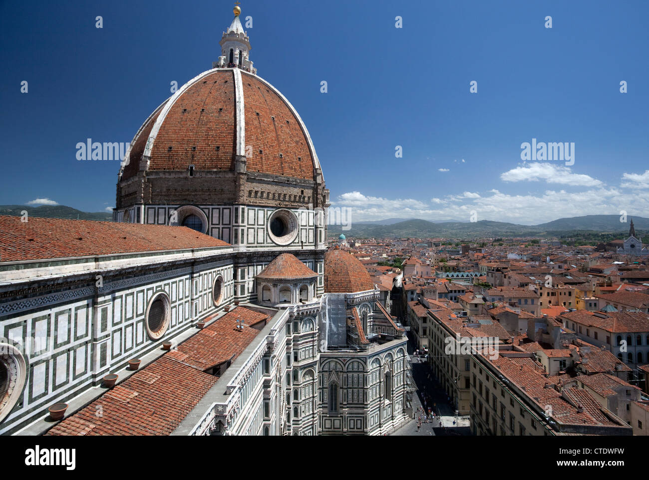 Il Duomo Kathedrale in Florenz von benachbarten Campanile gesehen Stockfoto