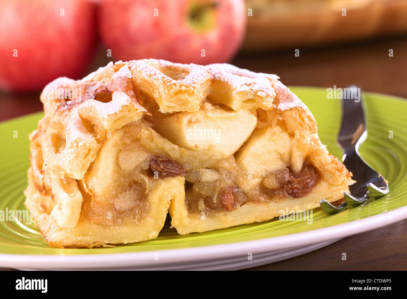 Apfelstrudel mit Rosinen (selektiven Fokus, Fokus auf der linken Seite die Apfel-Rosinen-Füllung) Stockfoto