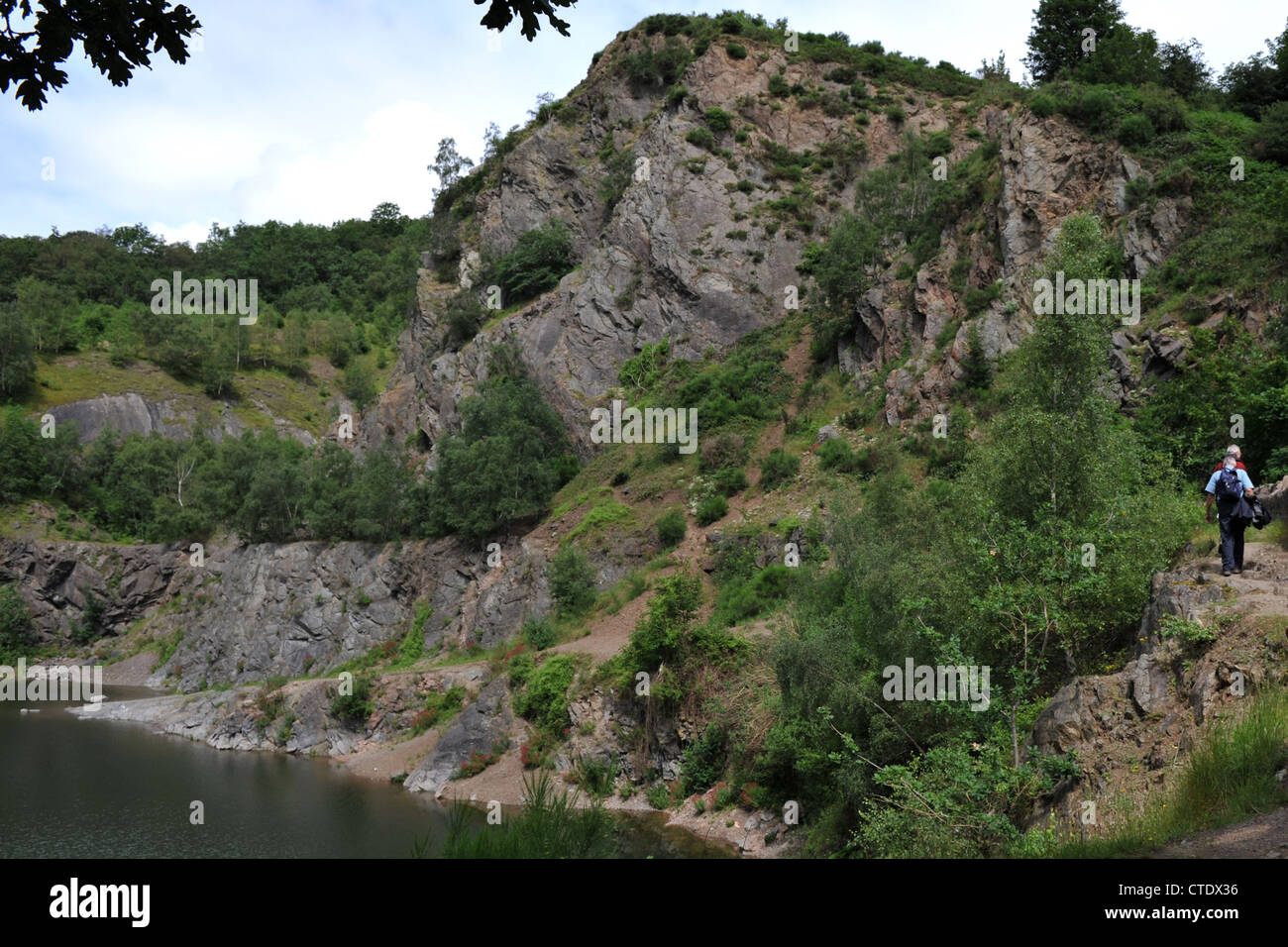 Ein stillgelegter Steinbruch in den Malvern Hills macht alte präkambrischen Gesteinen. Stockfoto