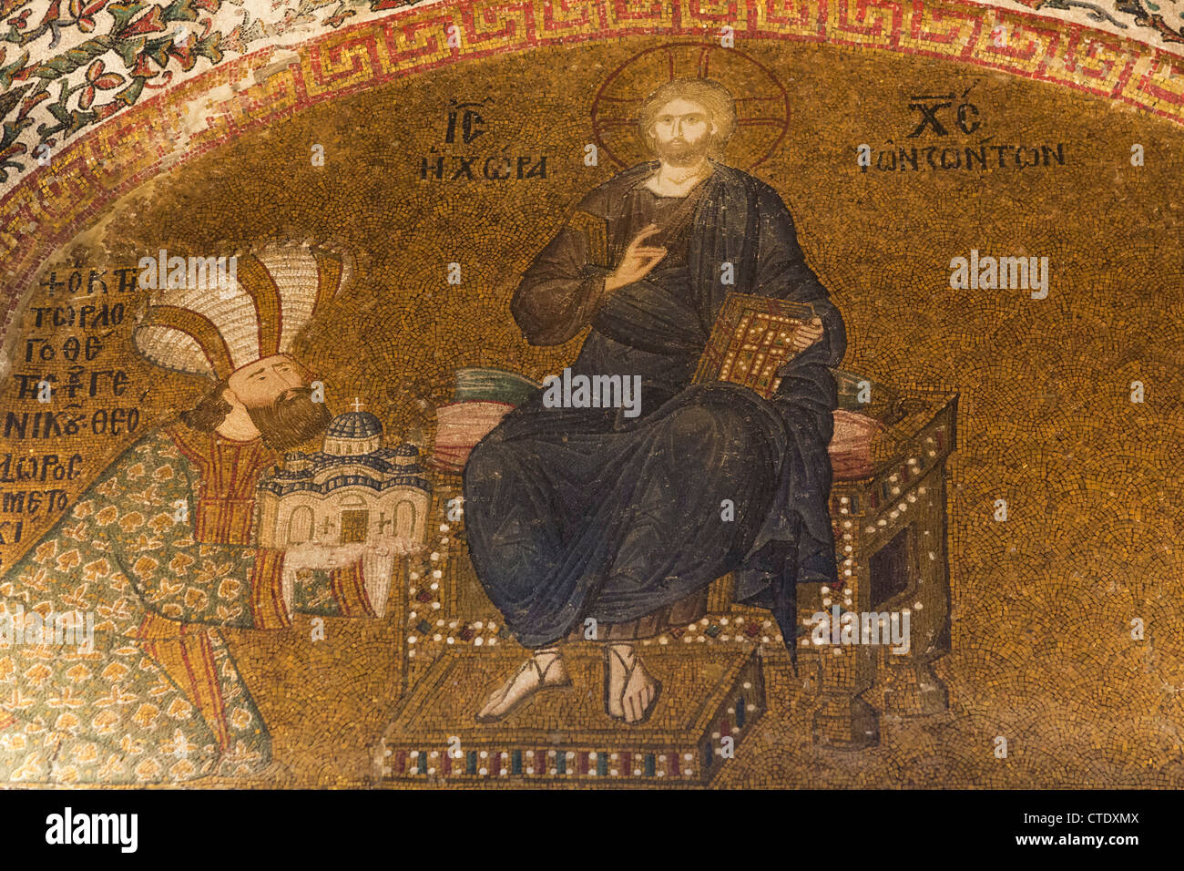 Istanbul, Türkei. Byzantinische Kirche des St. Saviour in Chora. Mosaik mit Theodoros Metokhides und Jesus Christus. Stockfoto