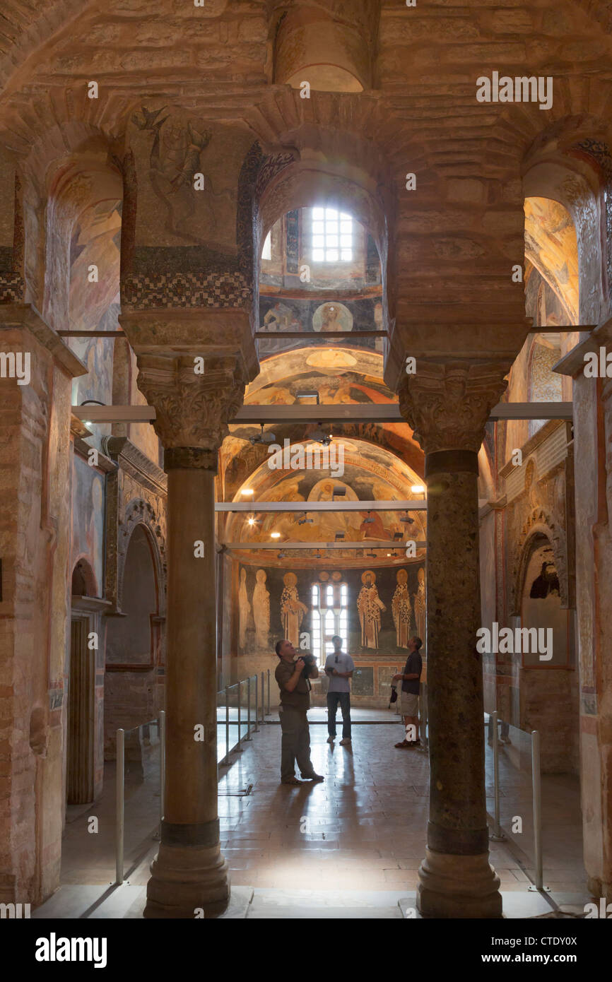 Istanbul, Türkei. Byzantinische Kirche des St. Saviour in Chora. Besucher, die Mosaiken und Fresken zu bewundern. Stockfoto