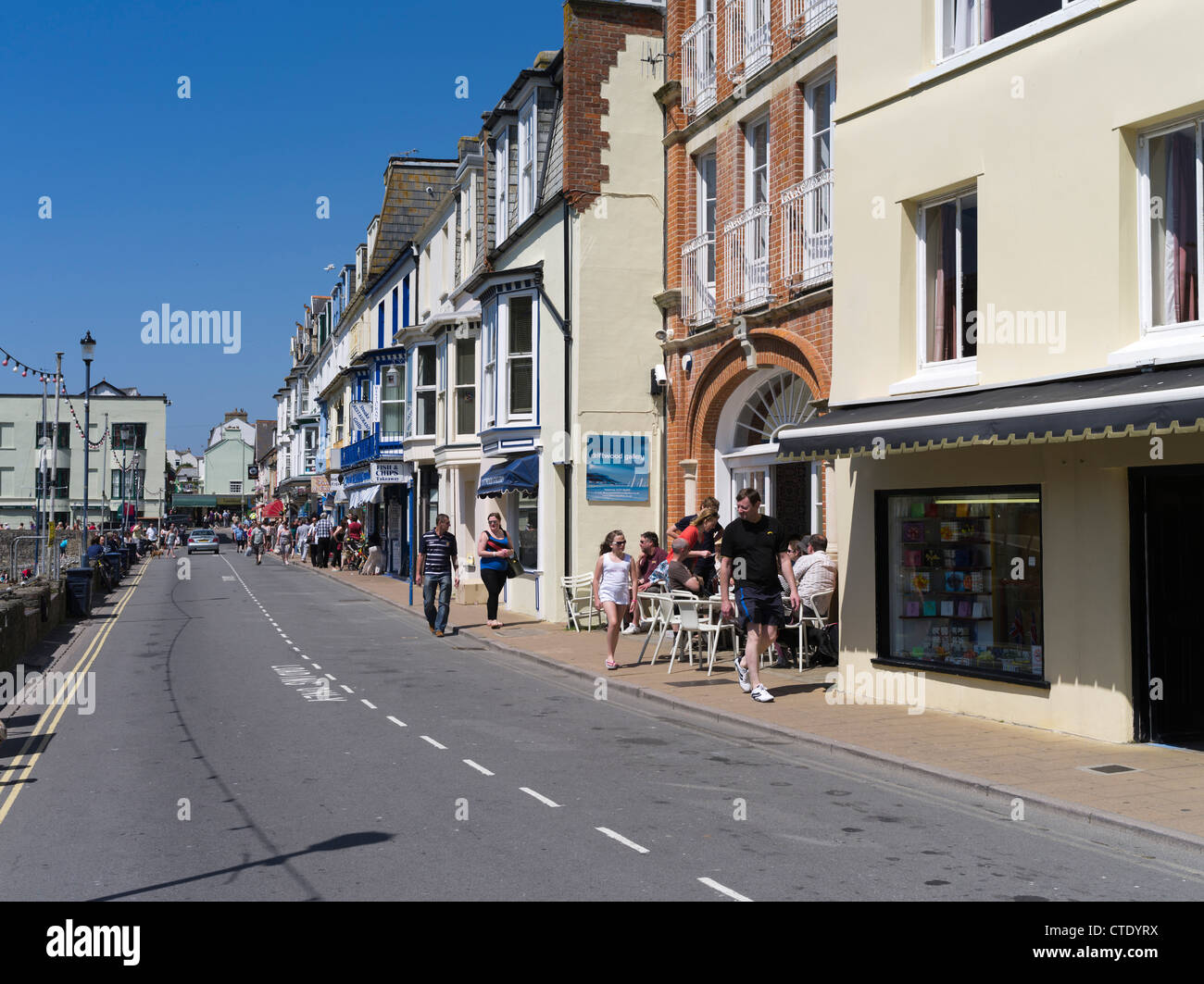 dh Harbour Seafront Road England ILFRACOMBE DEVON Seaside Stadt Gebäude Menschen Touristen Geschäfte Urlaub großbritannien zu Fuß Stockfoto