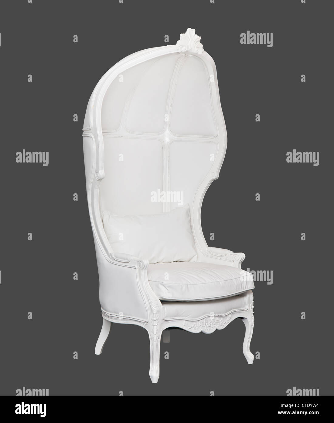 Weißer Stuhl auf grauem Hintergrund Stockfoto