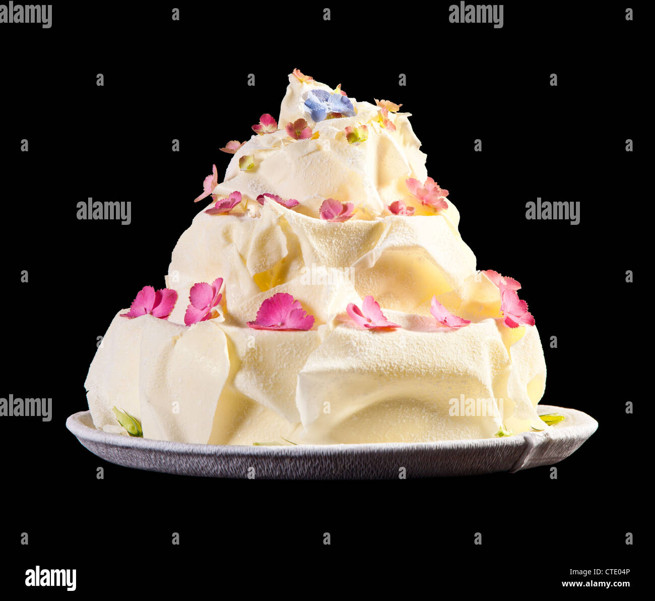 Blume-Kuchen auf schwarzem Hintergrund Stockfoto