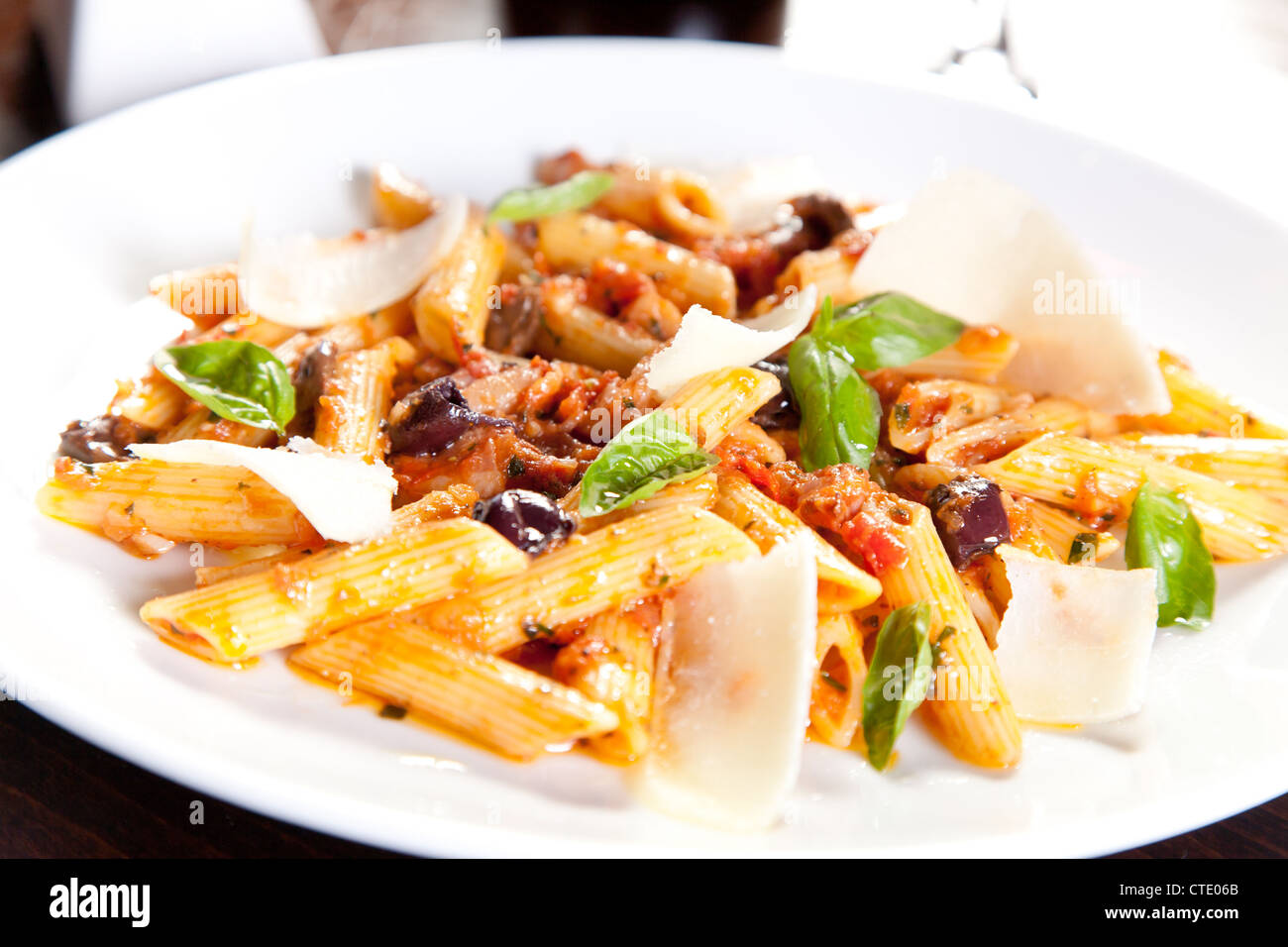 Italienische Nudeln mit Parmesan und Gemüse Stockfoto