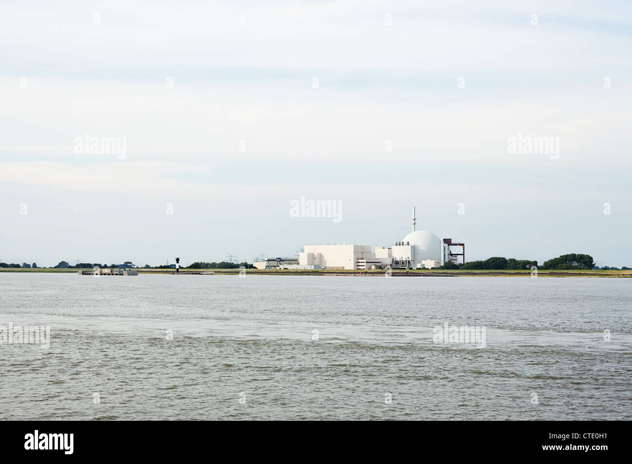 Kernkraftwerk in der Nähe von Fluss in Brokdorf, Deutschland Stockfoto