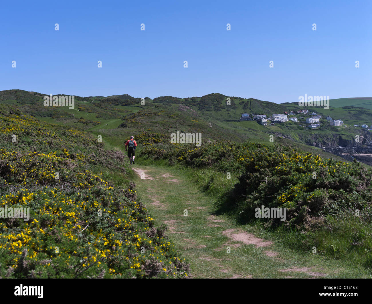 dh Mortehoe Point MORTEHOE DEVON Hiker Wandern Küste Tarka Trail South West Coast Path samaritans Way uk Southwest Walker england Einzelperson Stockfoto