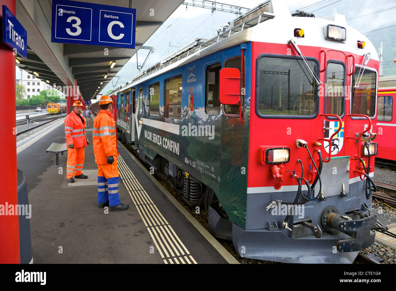 Bernina-Express am Bahnhof Tirano gebunden Italien für St. Moritz, Schweiz, Stockfoto