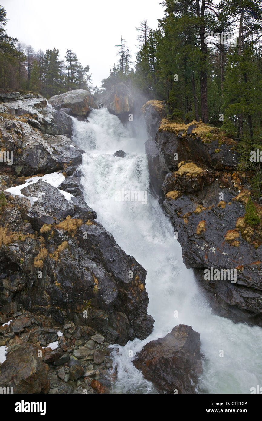 Wasserfall in italienischen Alpen auf Zugfahrt von Tirano nach St. Moritz auf der Bernina-Express Stockfoto