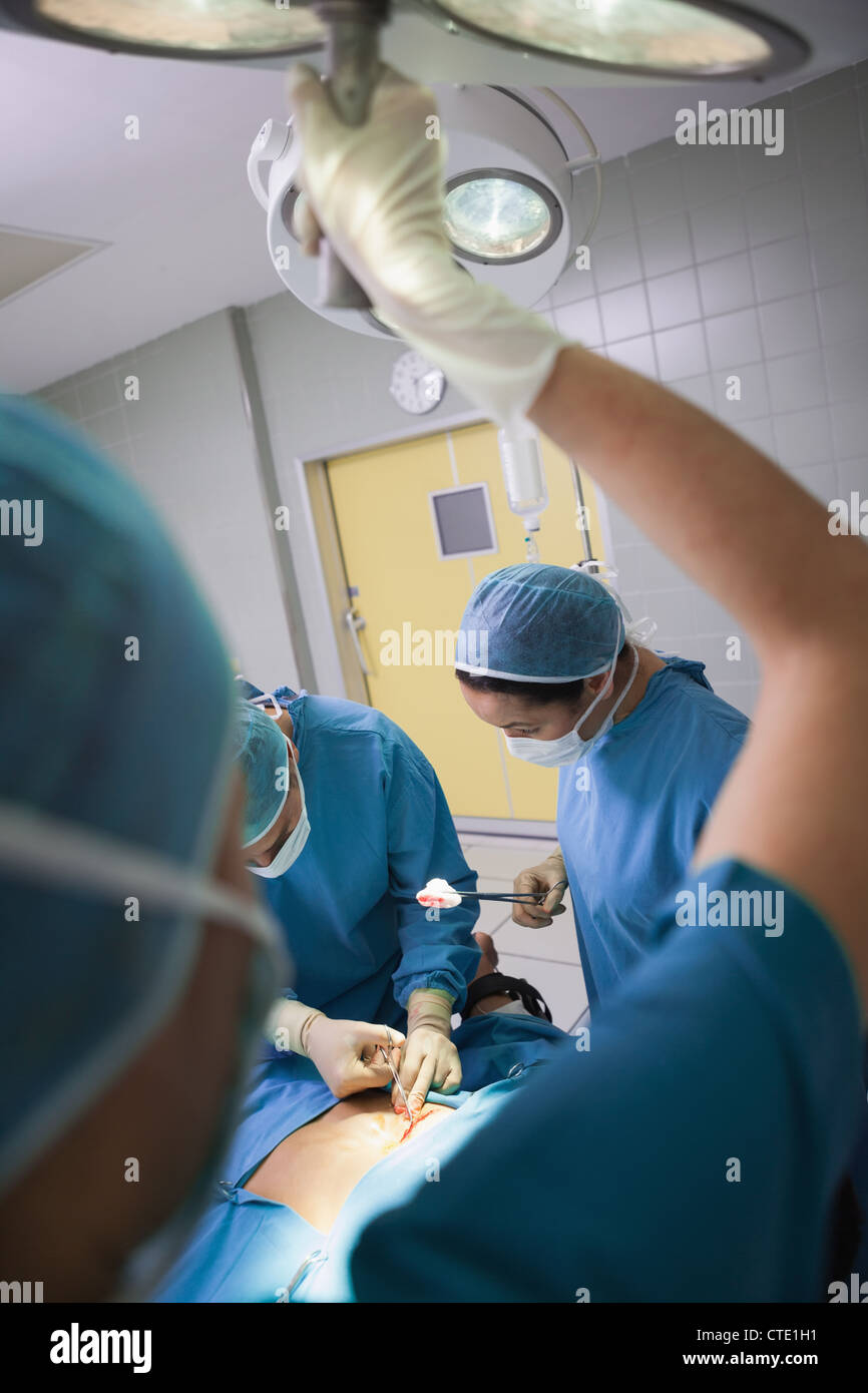 Krankenschwester beleuchten den OP-Tisch Stockfoto
