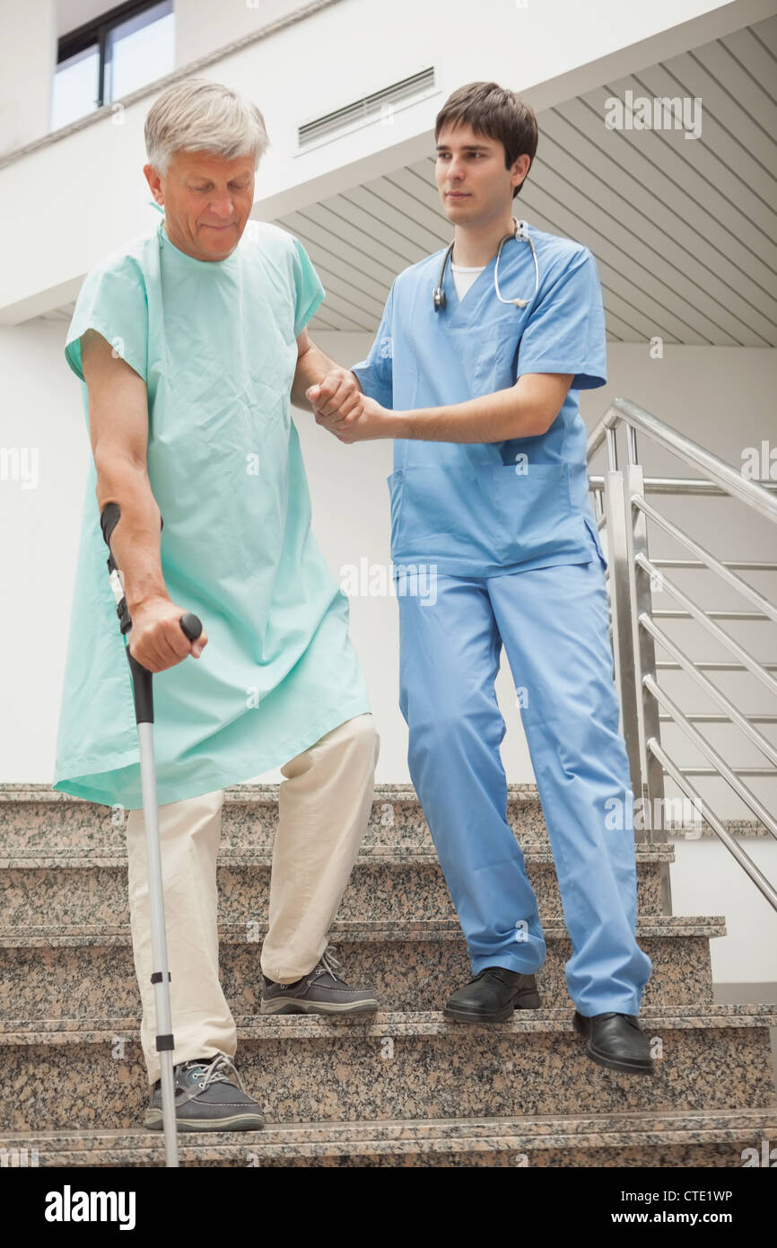 Krankenpfleger, die Unterstützung eines Patienten Stockfoto
