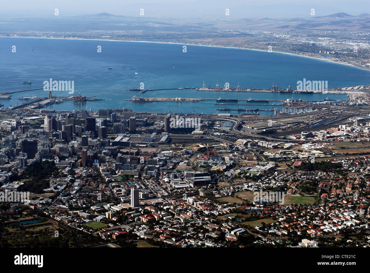 Kapstadt und die Tafelbucht vom Tafelberg. Western Cape, Südafrika Stockfoto