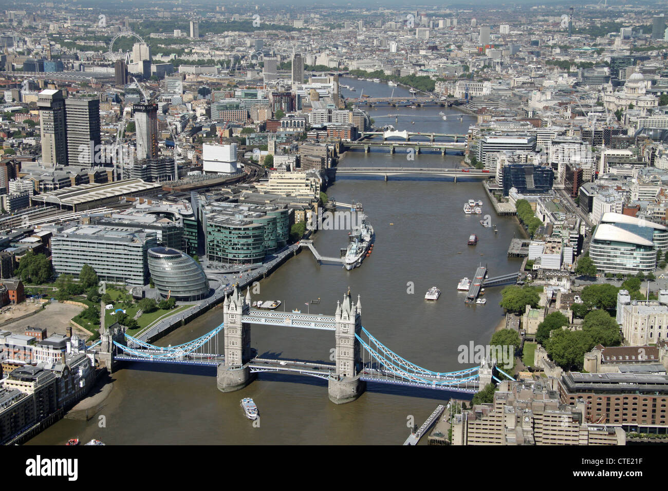 Luftaufnahme des Londoner Zentrums mit der Themse, die Tower Bridge und die County Hall Stockfoto
