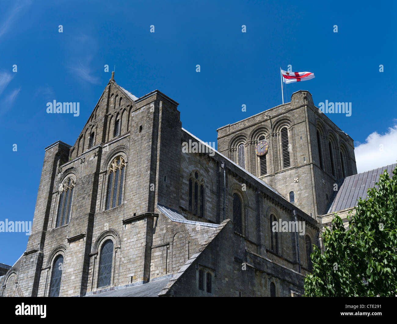 dh Winchester Cathedral WINCHESTER HAMPSHIRE Flagge Winchester Cathedral Uhrenturm englische Abtei Stockfoto