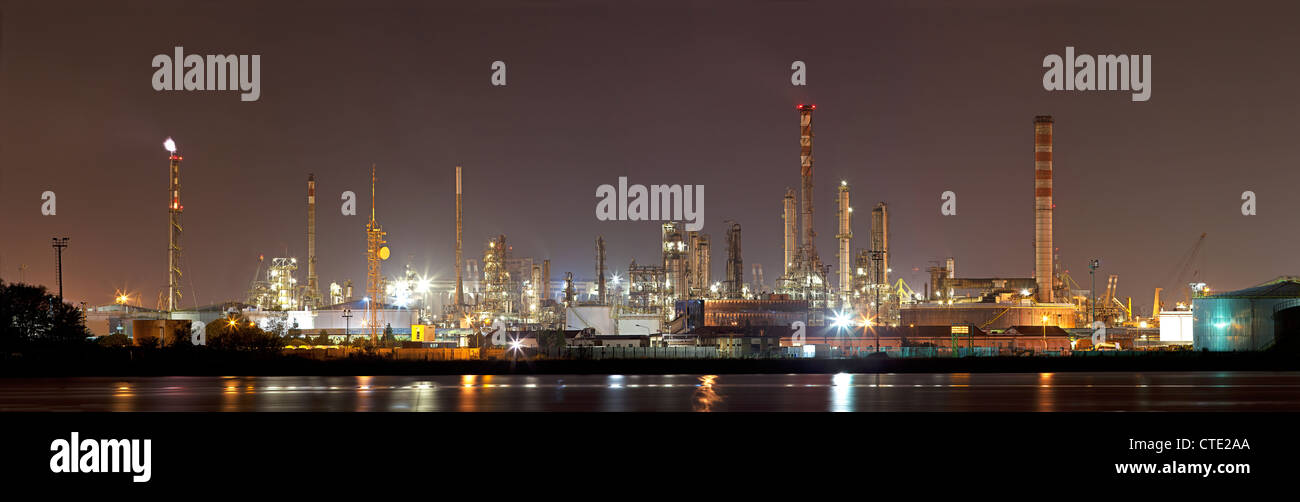 Industrielandschaft bei Nacht Stockfoto
