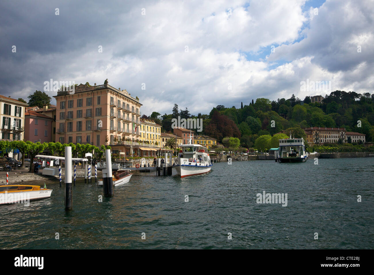 Blick auf die Uferpromenade in Bellagio, Comer See, Lombardei, Nord-Italien, Europa Stockfoto
