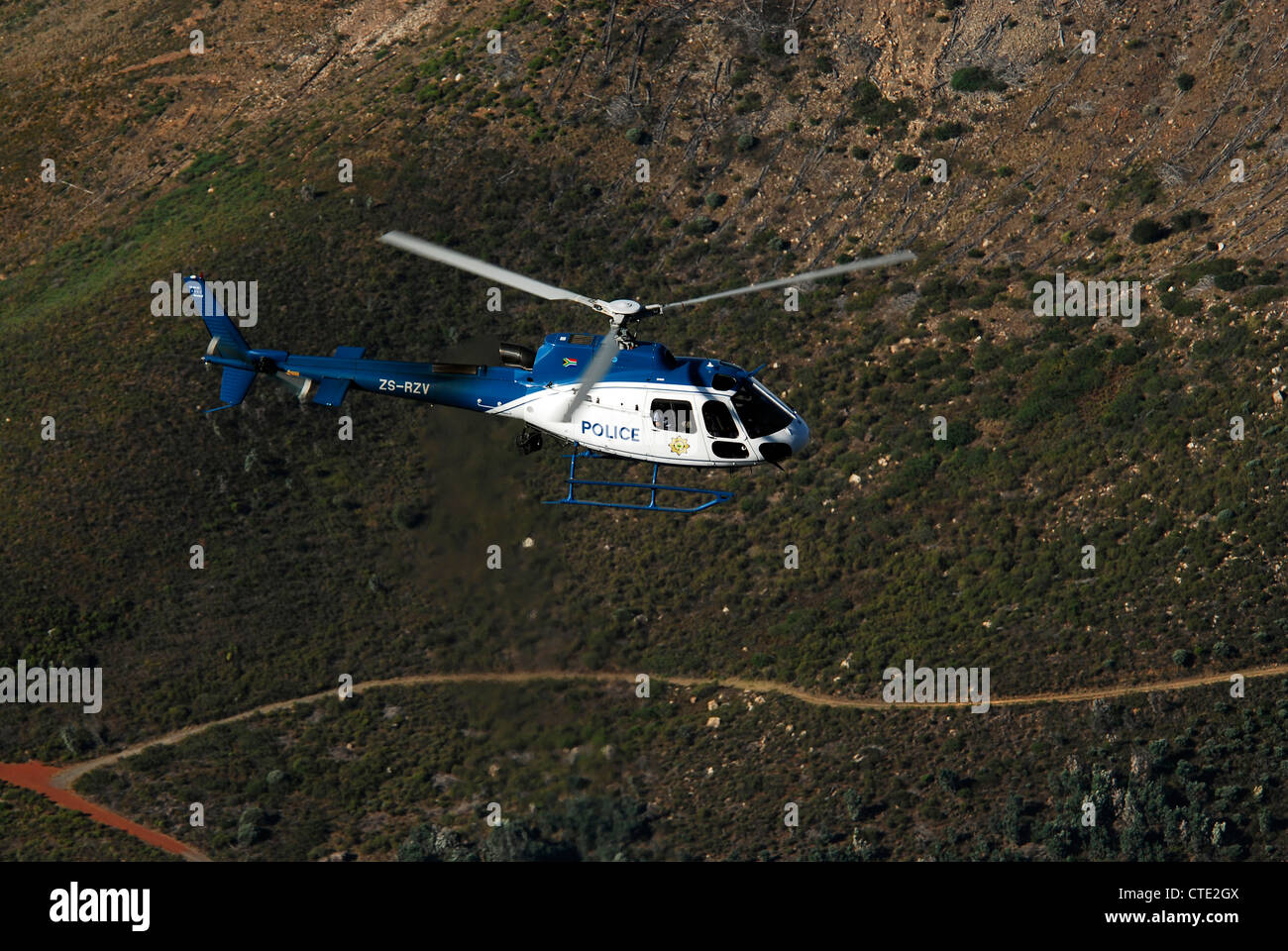 South African Police Service Hubschrauber auf Patrouille. Eurocopter AS 350 B3 - ZS-RZV Stockfoto
