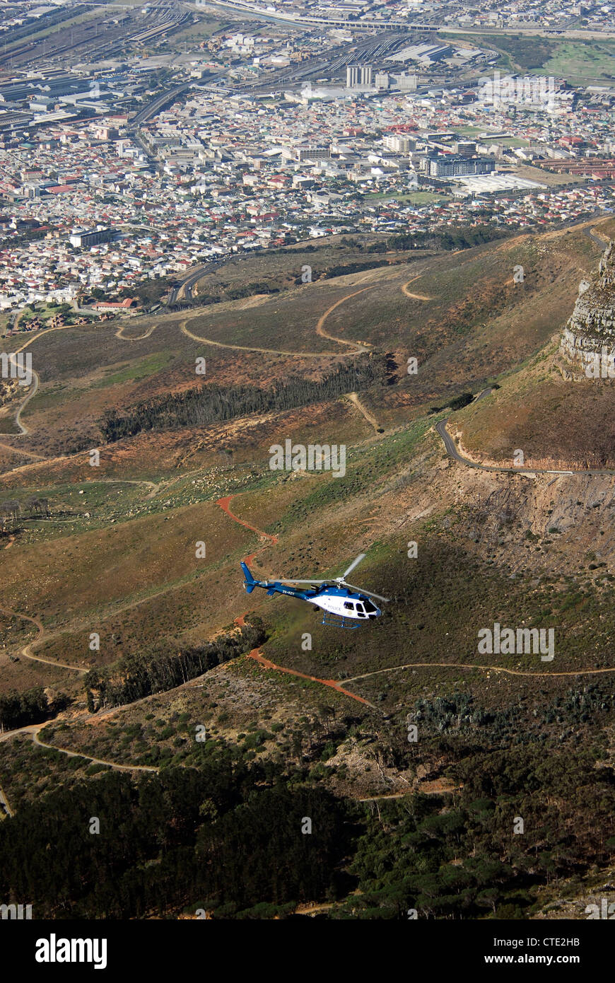 South African Police Service Hubschrauber auf Patrouille. Eurocopter AS 350 B3 - ZS-RZV Stockfoto