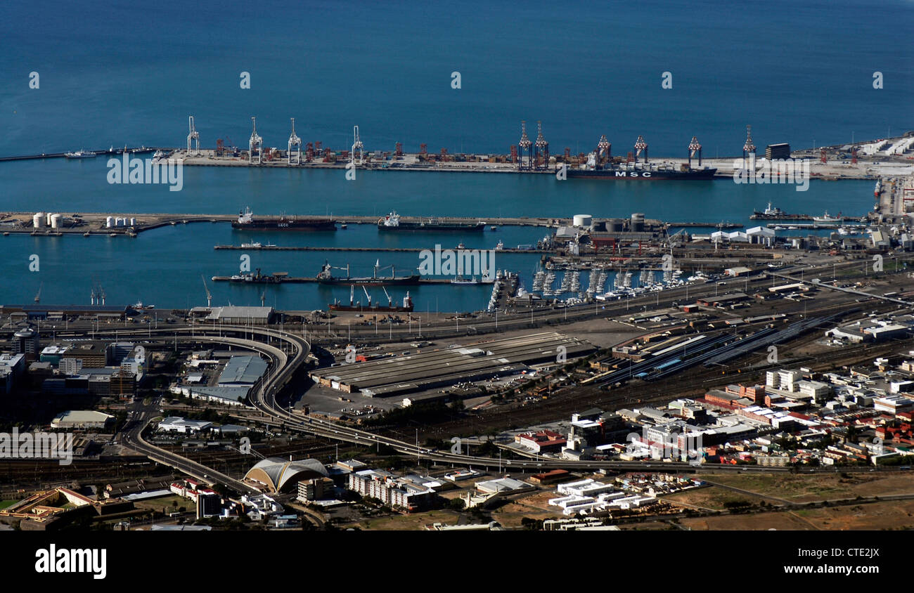 Hafen und Hafen von Kapstadt und die Tafelbucht vom Tafelberg. Western Cape, Südafrika Stockfoto