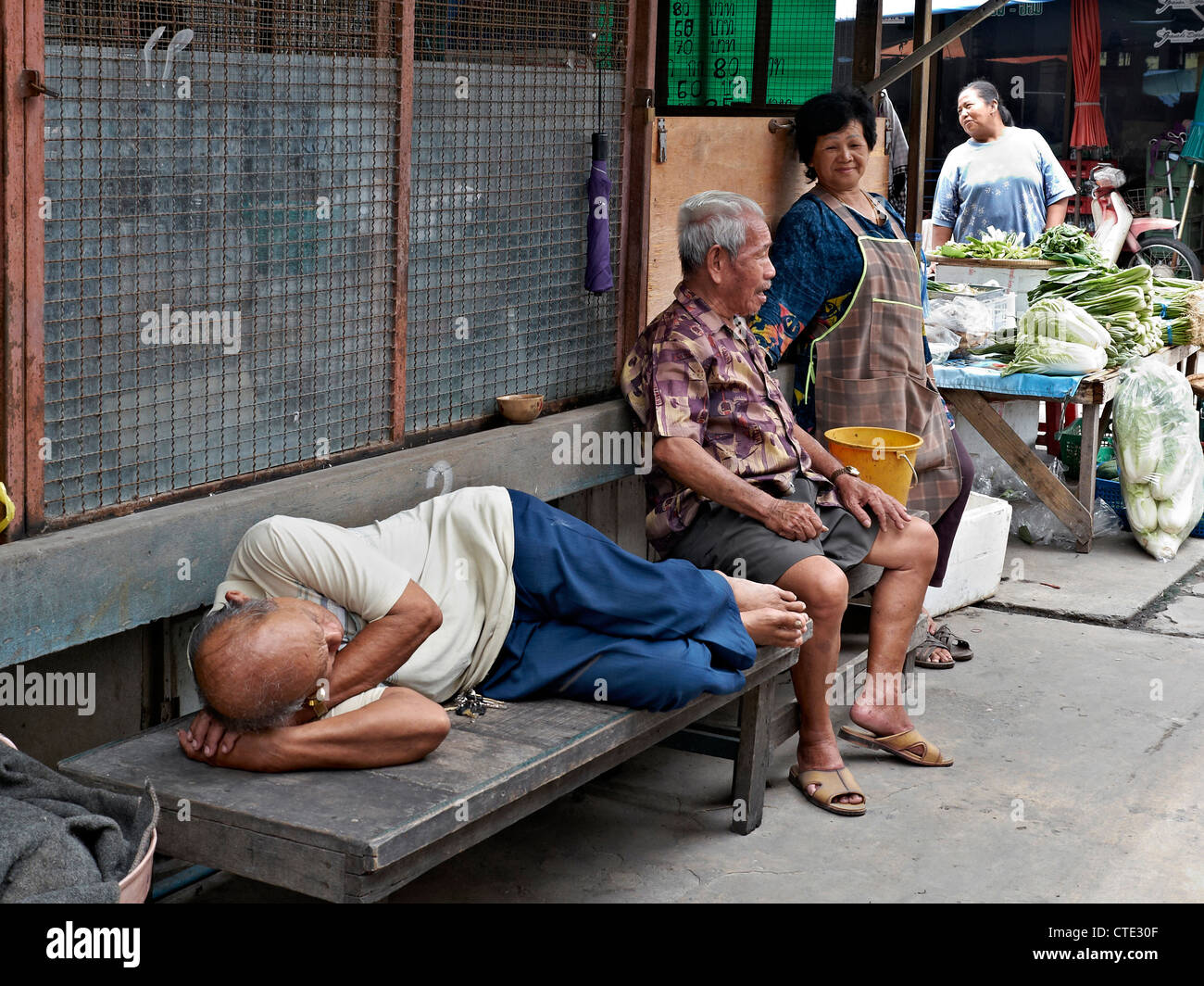 Thailands älteste kommen an einer Nebenstraße vorbei. Thailand Asien Stockfoto