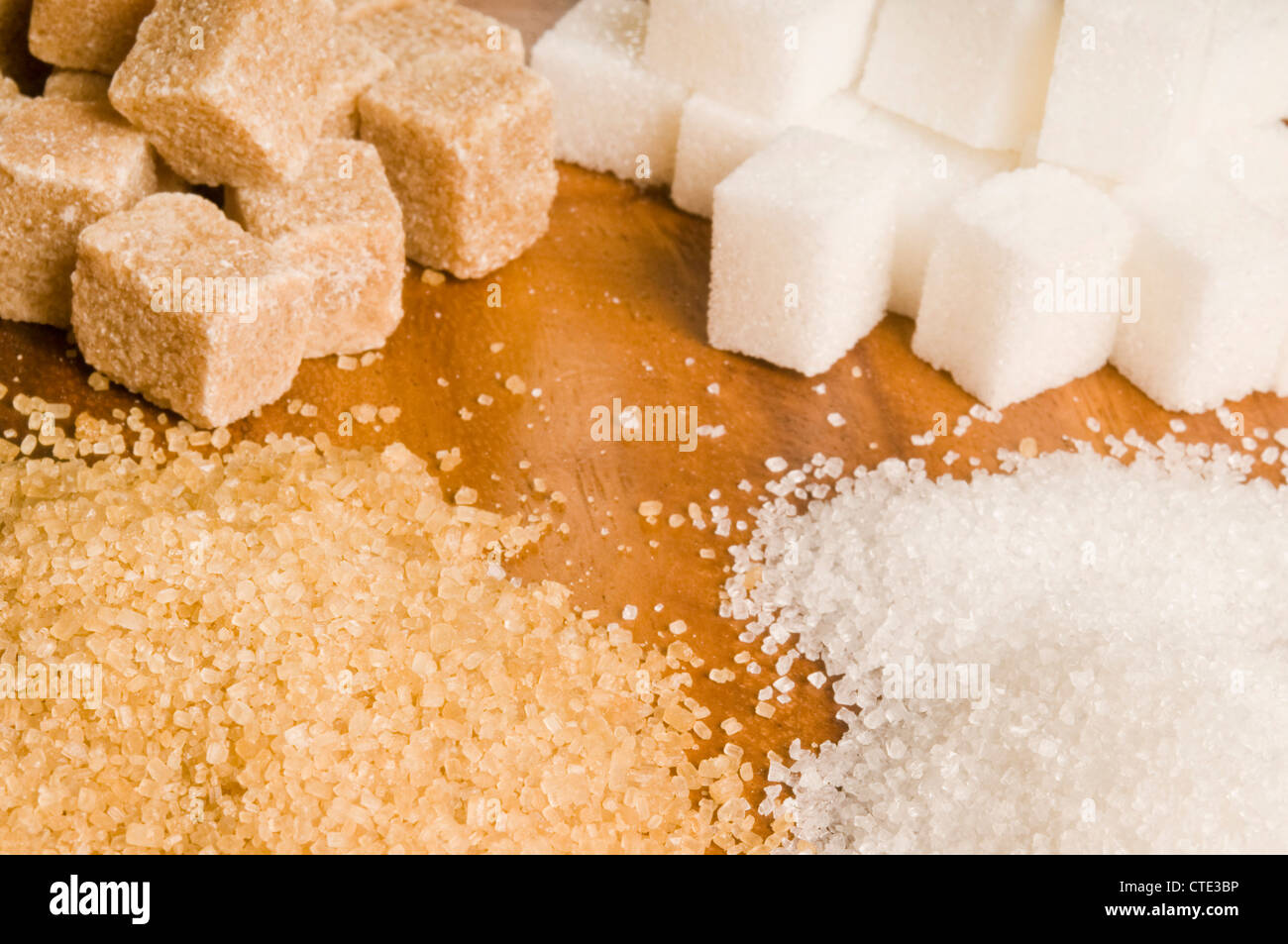 Weiß und Gelb Zucker in Pulver- und Würfel Stockfoto