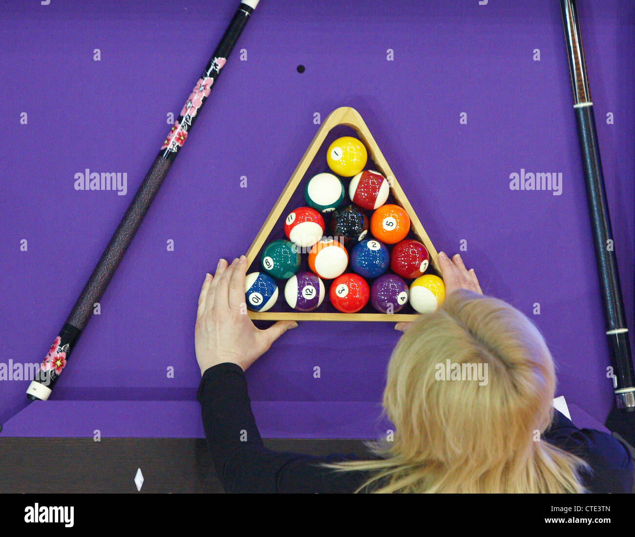 Billardtisch, Queues und Kugeln auf der 2012 Ideal Home Show in Earls Court London Stockfoto