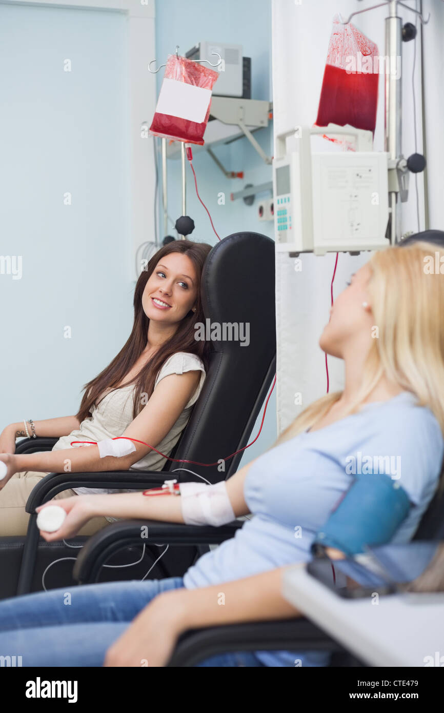 Zwei Patienten, die eine Bluttransfusion Stockfotografie Alamy