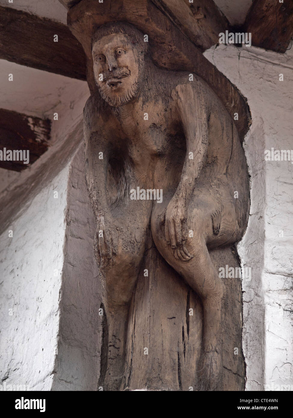 A geschnitzt Eiche Satyr an der Ecke der Bull House, eine Zeitlang die Heimat von Thomas Paine in Lewes, East Sussex. Stockfoto