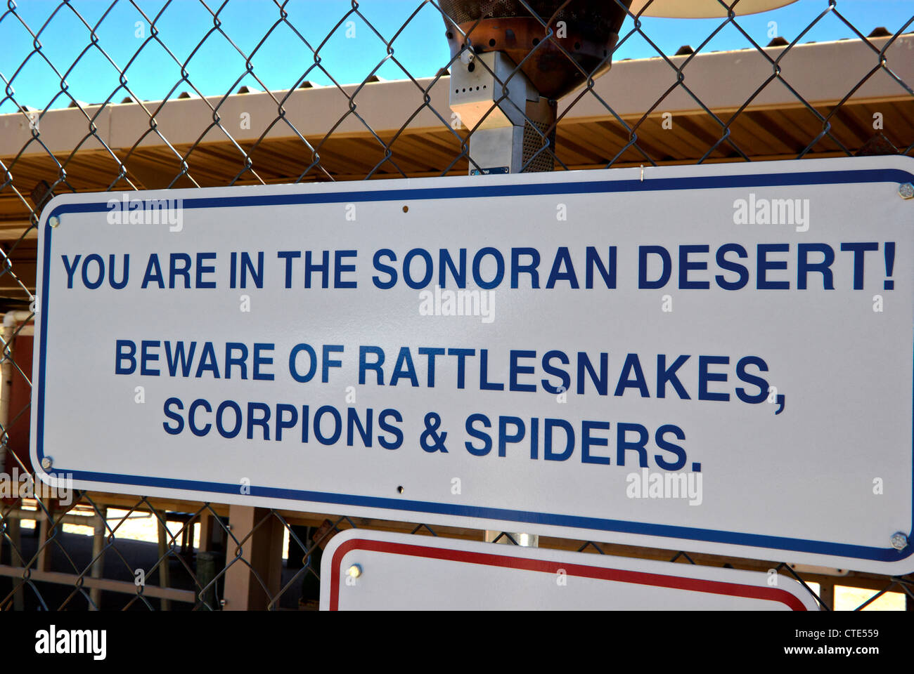 Warnschild über gefährliche Klapperschlangen Skorpione Spinnen Sonoran Wüste Scottsdale AZ Stockfoto
