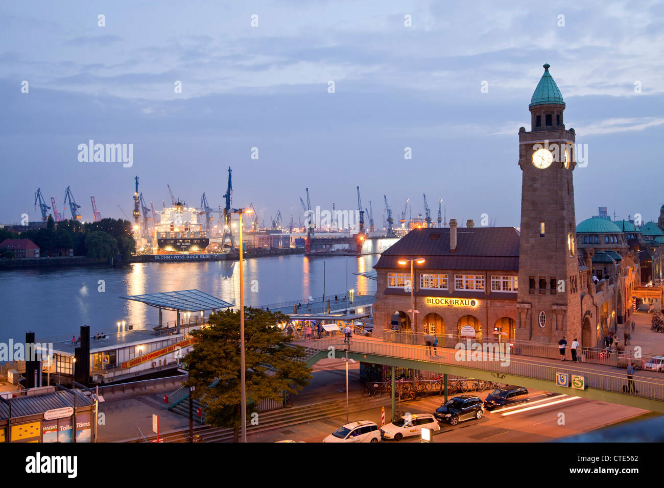 Wasserstand Turm an der St. Pauli Landungsbrücken (St. Pauli Landungsbrücken) und den Hafen, Hamburg, Deutschland Stockfoto