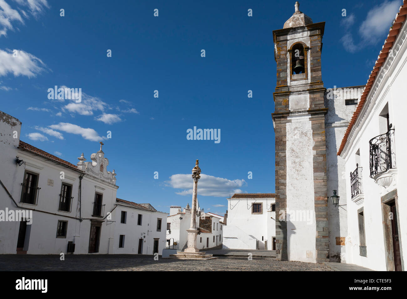 Der mittelalterliche Bergfried und die Kirche Nossa Senhora da Lagoa sind nur einige der Welterbe-Aufstellungsorte in Monsaraz. Stockfoto