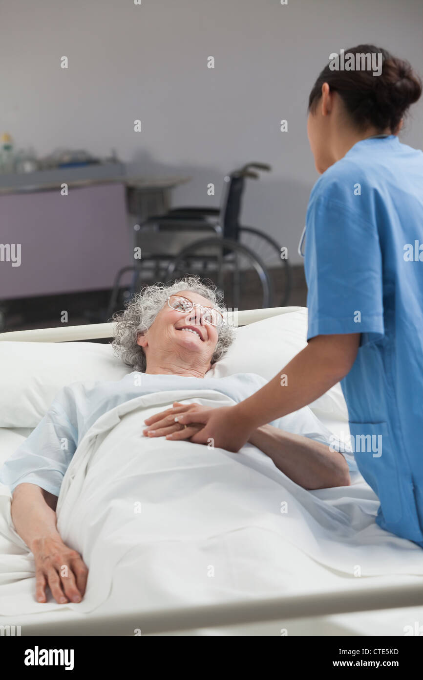 Krankenschwester kümmert sich ein älterer patient Stockfoto