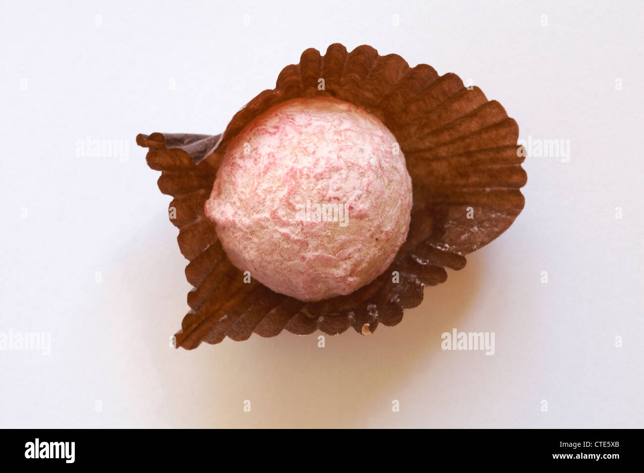 Luxus Erdbeere Schokolade in Hülle isoliert auf weißem Hintergrund Stockfoto