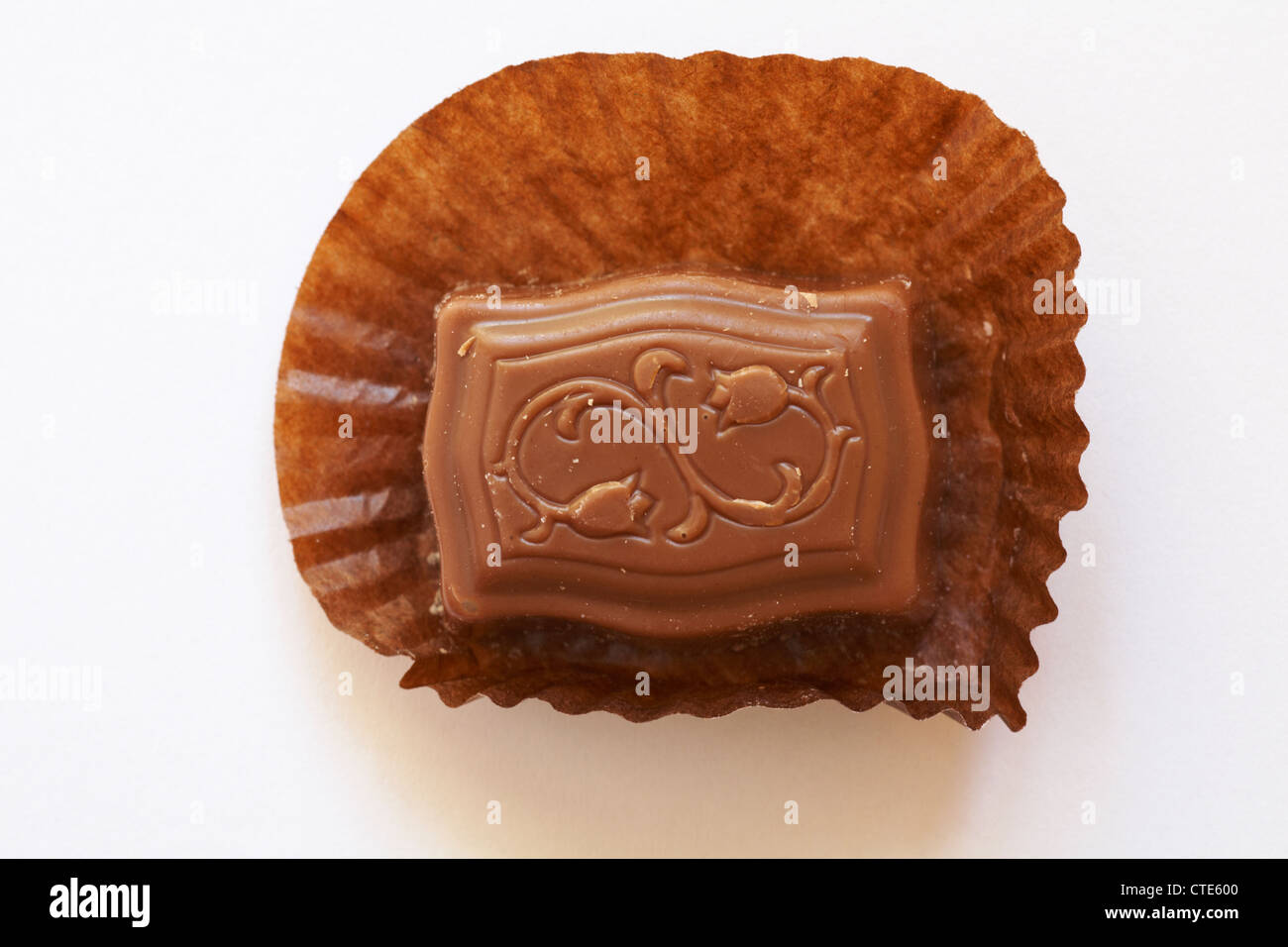 Luxus-Vollmilch-Schokolade Schokolade in Hülle isoliert auf weißem Hintergrund Stockfoto