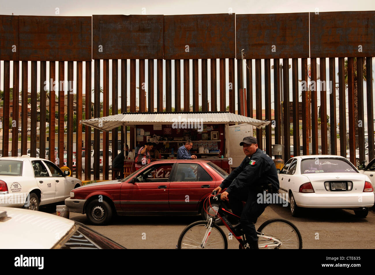 Polizeistreife in Nogales, Sonora, Mexiko, entlang der Grenze in Nogales, Arizona, USA. Stockfoto