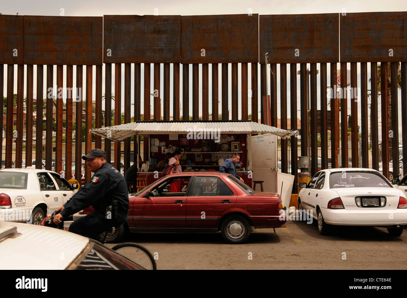 Polizeistreife in Nogales, Sonora, Mexiko, entlang der Grenze in Nogales, Arizona, USA. Stockfoto