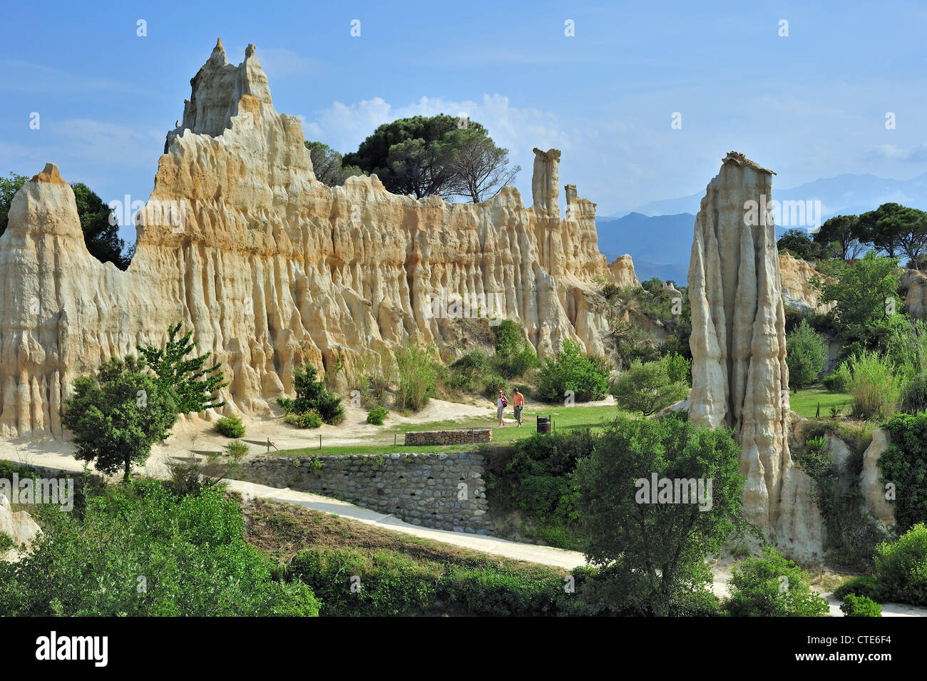 Felsformationen, Säulen und Schluchten erstellt durch Wassererosion an Orgues d'Ille-Sur-Têt, Pyrénées-Orientales, Pyrenäen, Frankreich Stockfoto