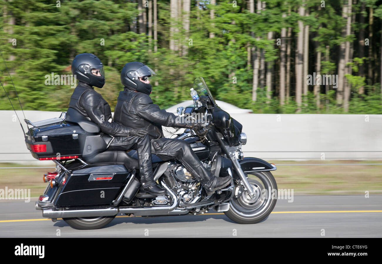 Mann und frau auf einem motorrad Fotos und Bildmaterial in hoher Auflösung Alamy