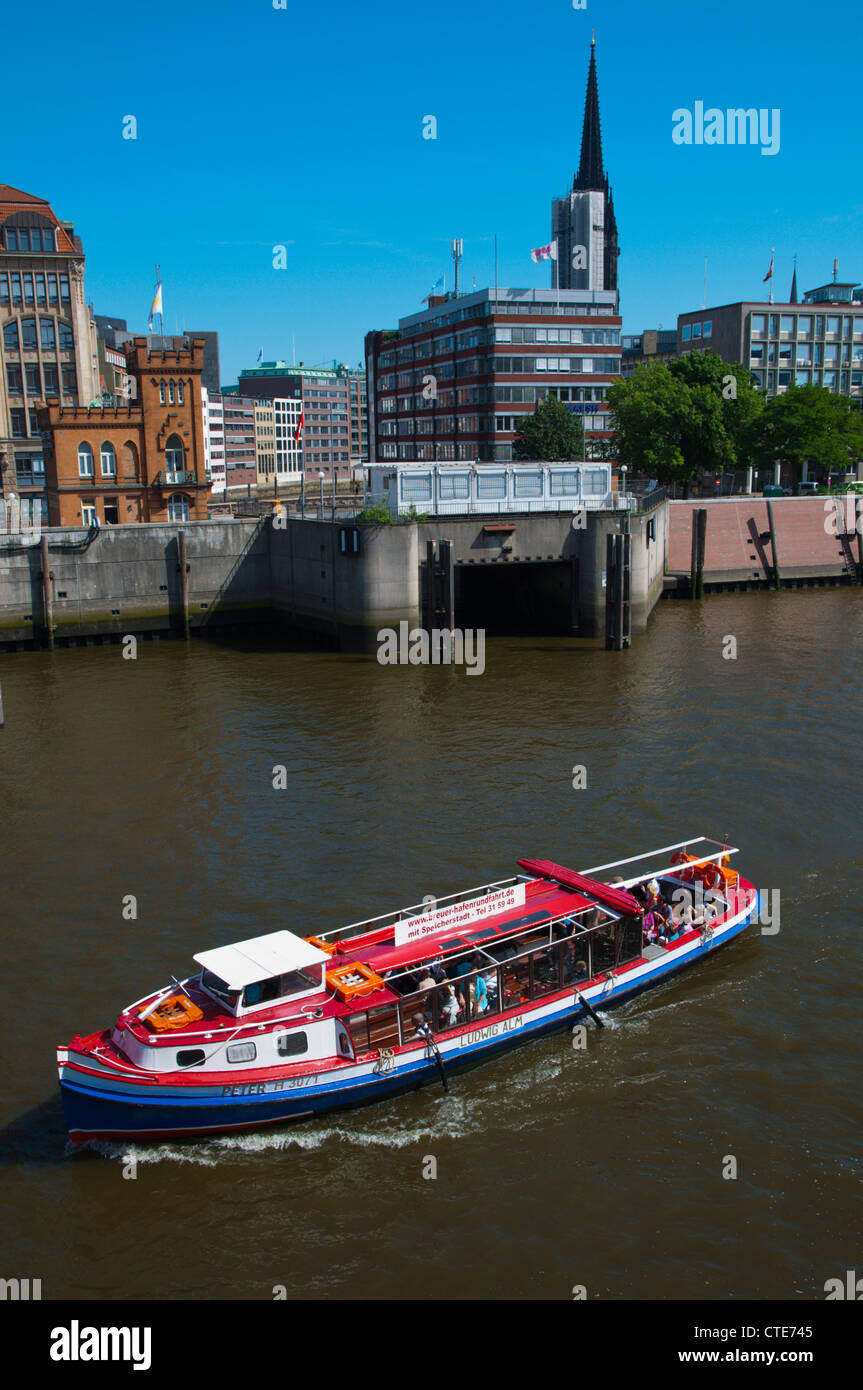 Touristischen sightseeing cruise Boot Zollkanal Kanal HafenCity Lager Bezirk Hamburg Deutschland Mitteleuropa Stockfoto