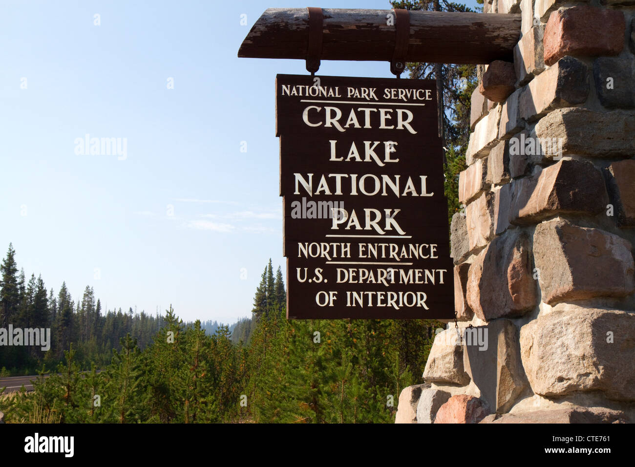 Eingangsschild der Crater Lake National Park befindet sich im südlichen Oregon, USA. Stockfoto