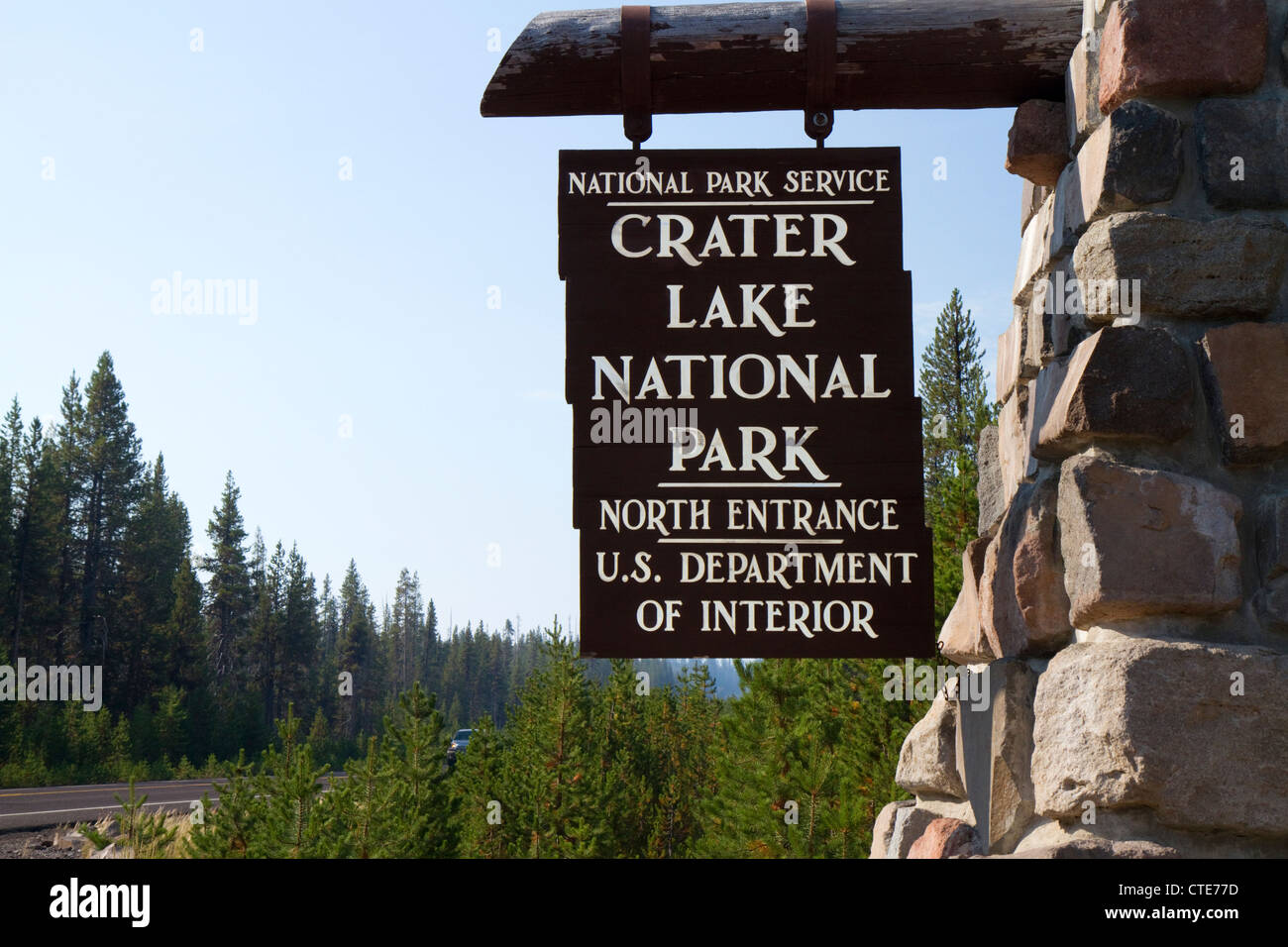 Eingangsschild der Crater Lake National Park befindet sich im südlichen Oregon, USA. Stockfoto