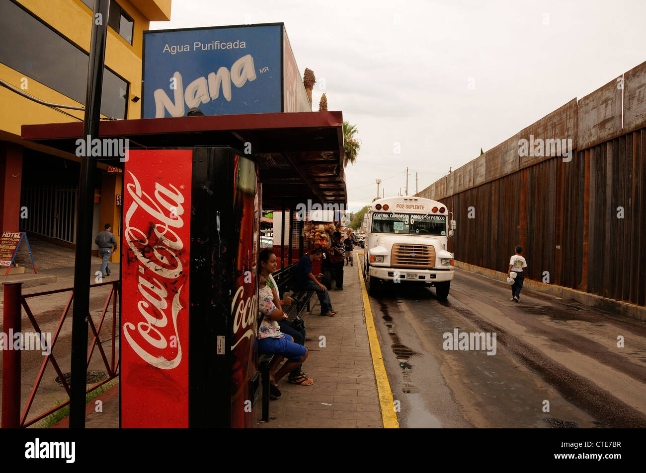 Einheimischen Fuß in der Nähe der Grenzmauer in Nogales, Sonora, Mexiko, befindet sich auf der internationalen Strecke von Nogales, Arizona, USA. Stockfoto