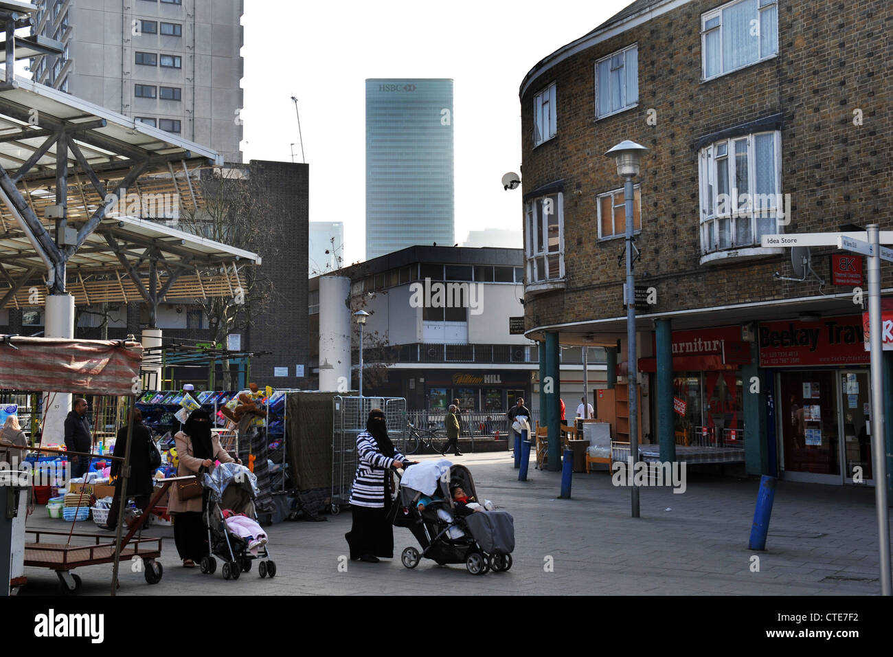 East End, Isle of Dogs, mit Canary Wharf im Hintergrund, City of London UK. Stockfoto