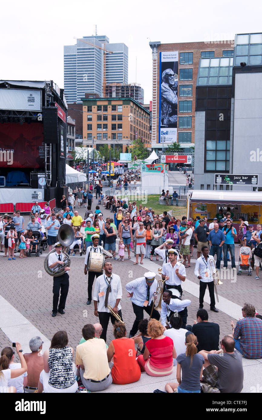 New Orleans Lagniappe Brass Band geben eine Outdoor-Show in der Esplanade De La Place des Arts in Montreal Jazz Festival. Stockfoto