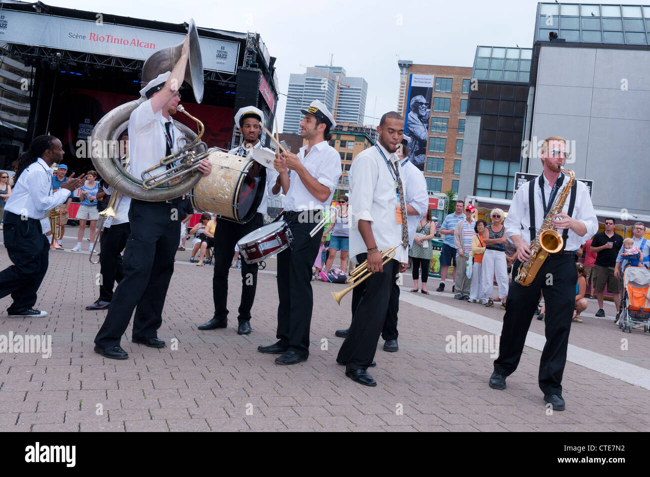 New Orleans Lagniappe Brass Band geben eine Outdoor-Show in der Esplanade De La Place des Arts in Montreal Jazz Festival. Stockfoto