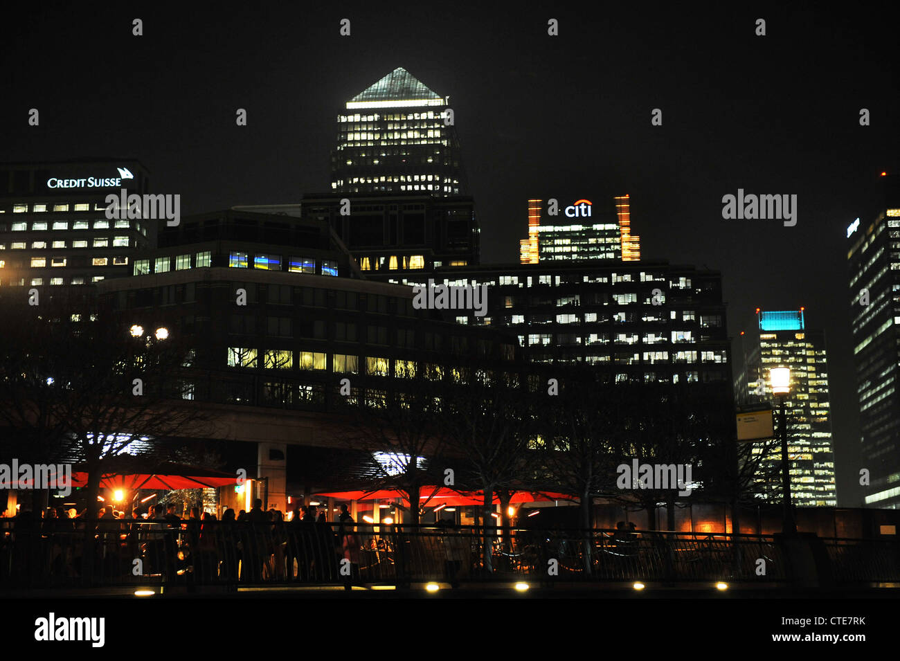 Canary Wharf London bei Nacht, bars voller, nach Arbeit Trinker Stockfoto