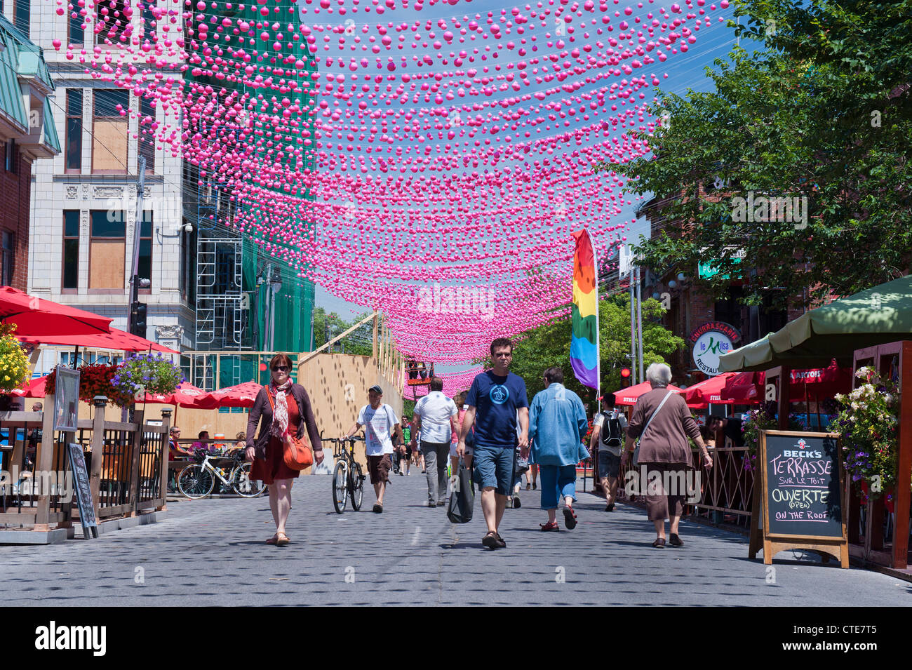 Fußgänger auf einem Teil Ste Catherine Street, die in den Sommermonaten für Autos gesperrt ist. Gay Village, Montreal. Stockfoto